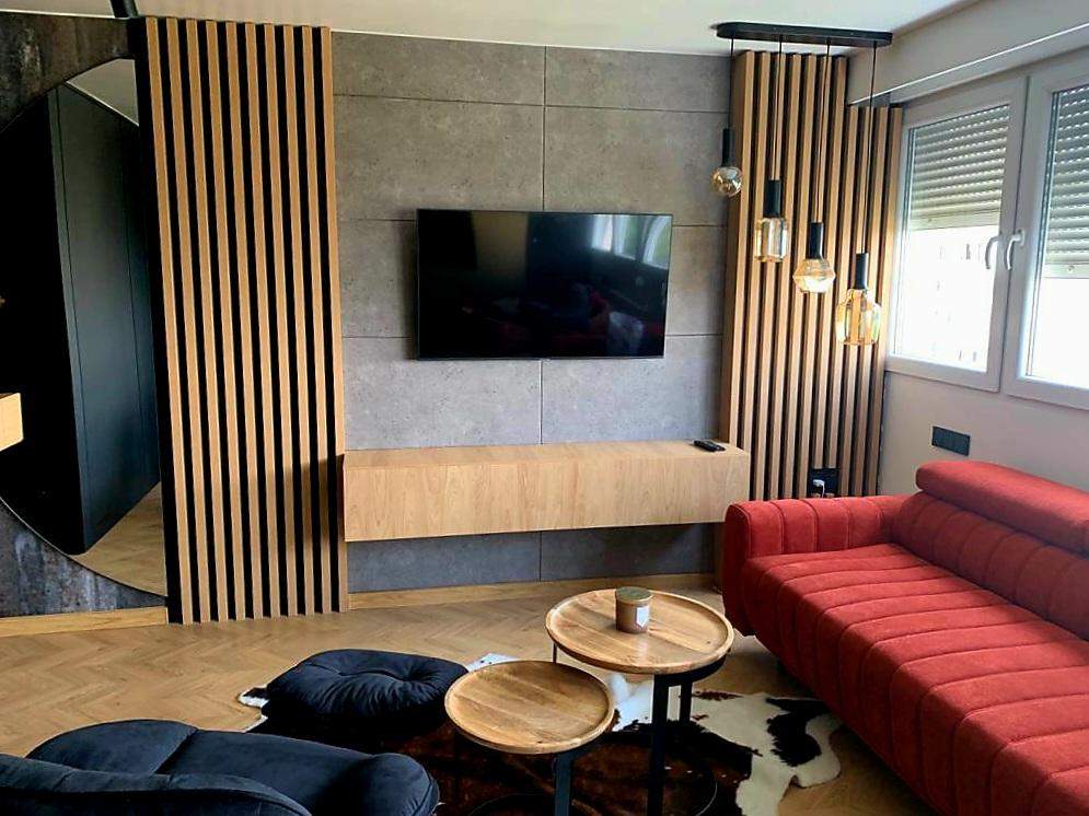 nowoczesna biała kaszmirowa ścianka rtv na wymiar 