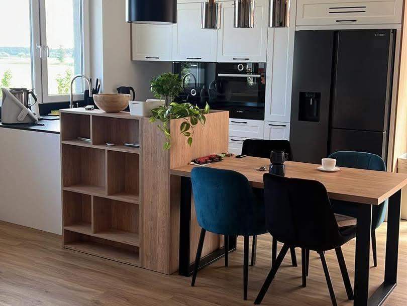 klasyczna biała kuchnia wychodząca na salon pod wymiar 