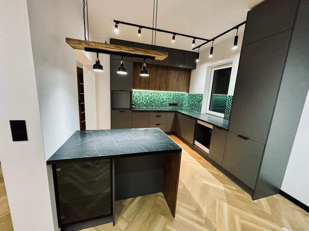 zabudowa małej kuchni na wymiar ciemne kolory 