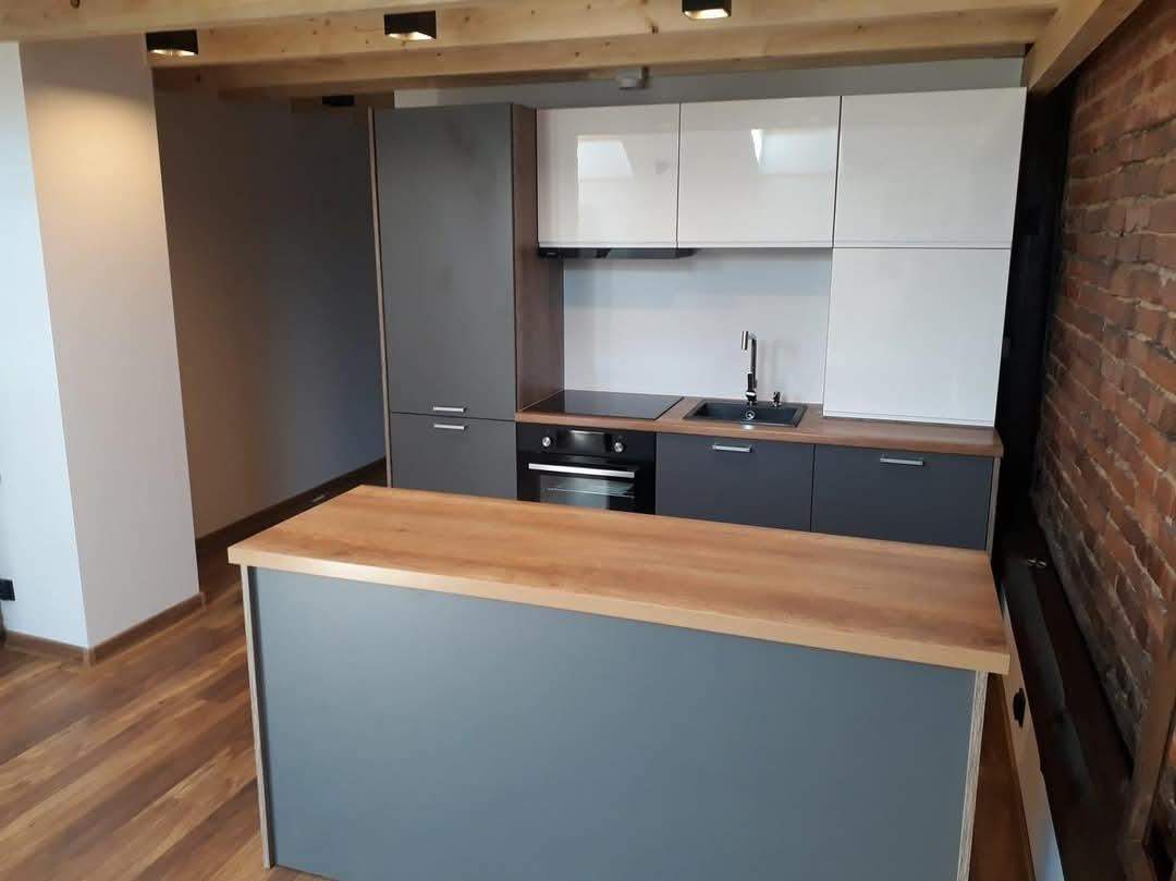 biało szara nowoczesna mała kuchnia wychodząca na salon wykonana na wymiar 