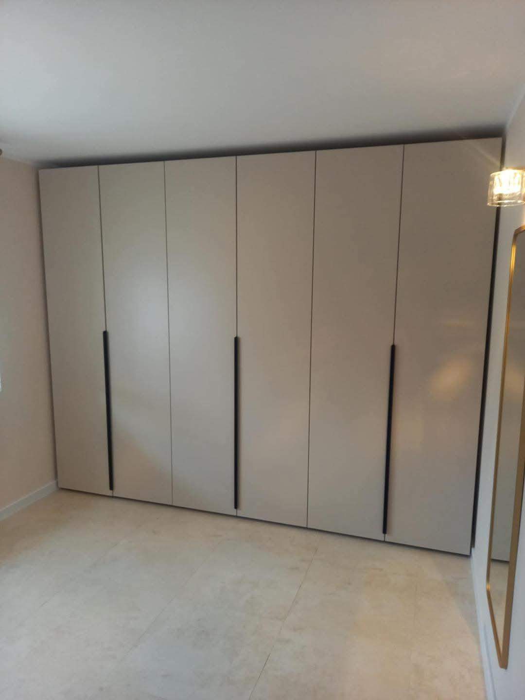 nowoczesna prosta jasna szafa na wymiar pod sufit