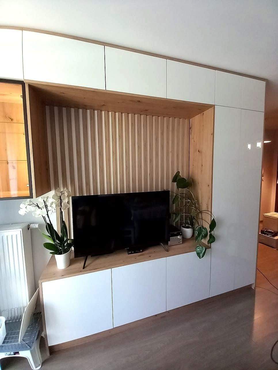 zabudowa pod wymiar do salonu z witryną i lamelami ścianka telewizyjna na wymiar 