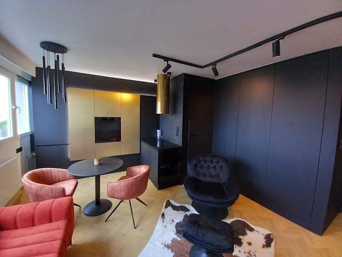 nowoczesna czarno złota zabudowa kuchenna  bez uchwytowa na wymiar  