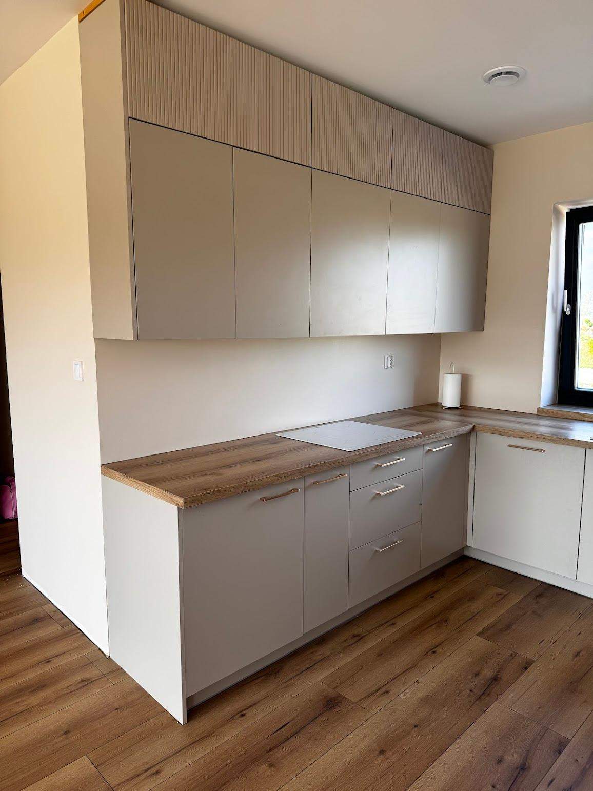 Klasyczna tania jasna kuchnia z  drewnopodobnym blatem w modnym kolorze na wymiar 