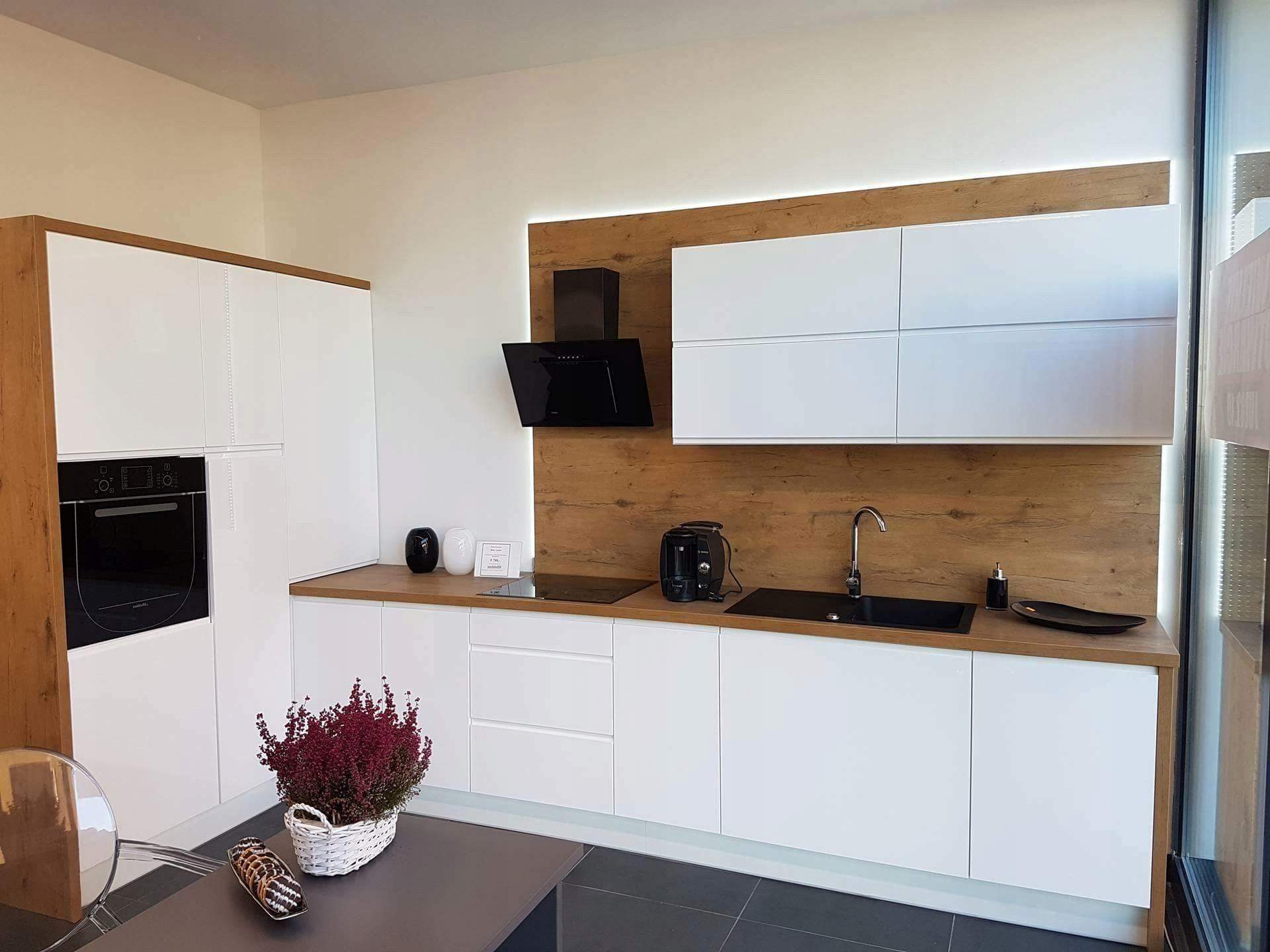 Biała kuchnia lakierowana z frezowanym uchwytem oraz drewnianym wykończeniem  na wymiar 