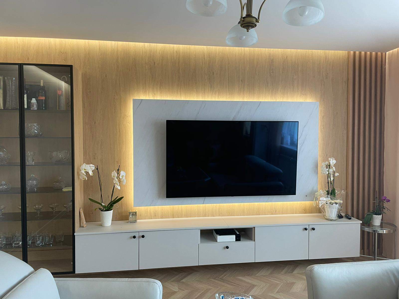 ścianka RTV z podświetleniem ledo oraz witryną 