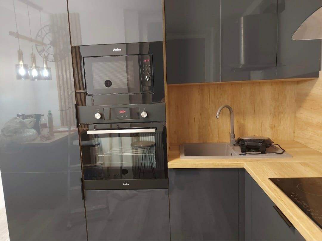 szara aktylowa mała kuchnia  z połyskiem na wymiar 