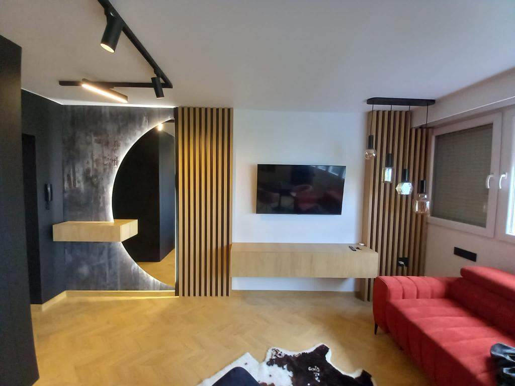 nowoczesna zabudowa ściany telewizyjnej i korytaża z lamelami meble wykonane na wymiar 