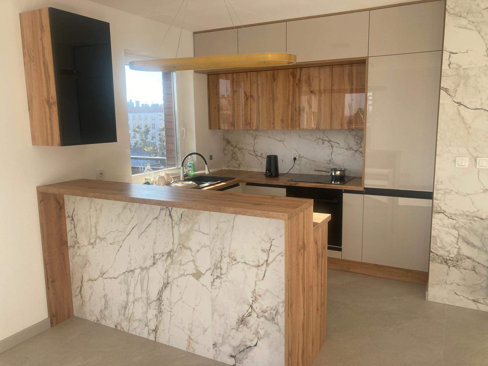 Kaszmirowa kuchnia wychodząca na salon meble na wymiar 