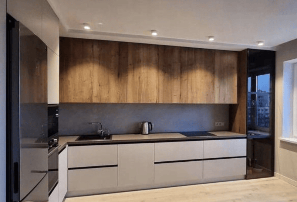 Kuchnia na wymiar  z drewnianymi szafkami  górnymi pod sufit