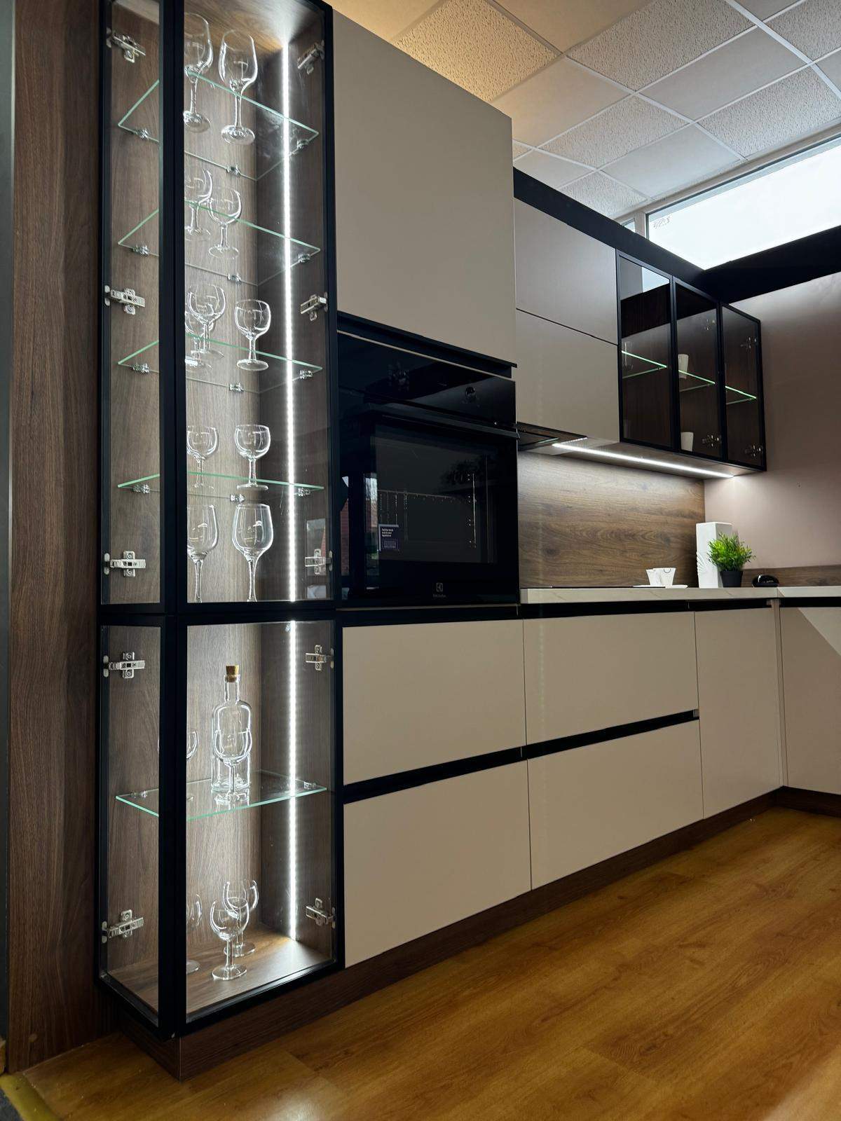 szklana witryna ma wymiar z aluminiową ramą 