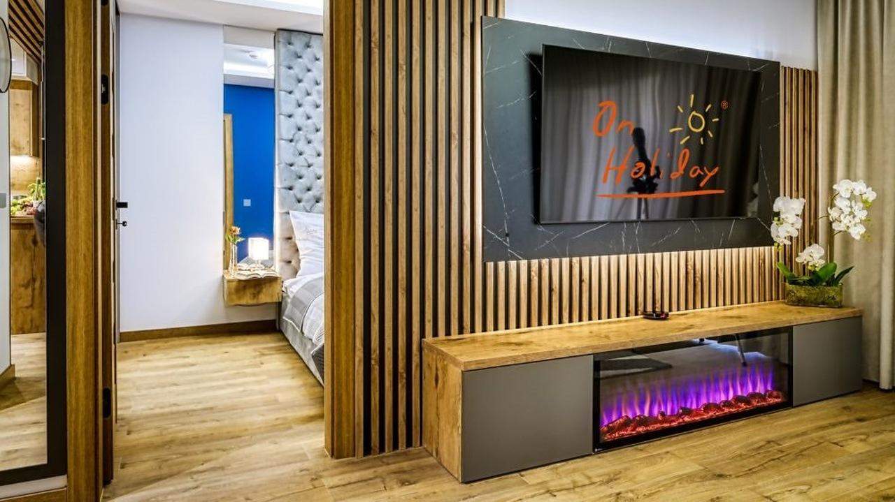 nowoczesna biała kaszmirowa ścianka rtv na wymiar 