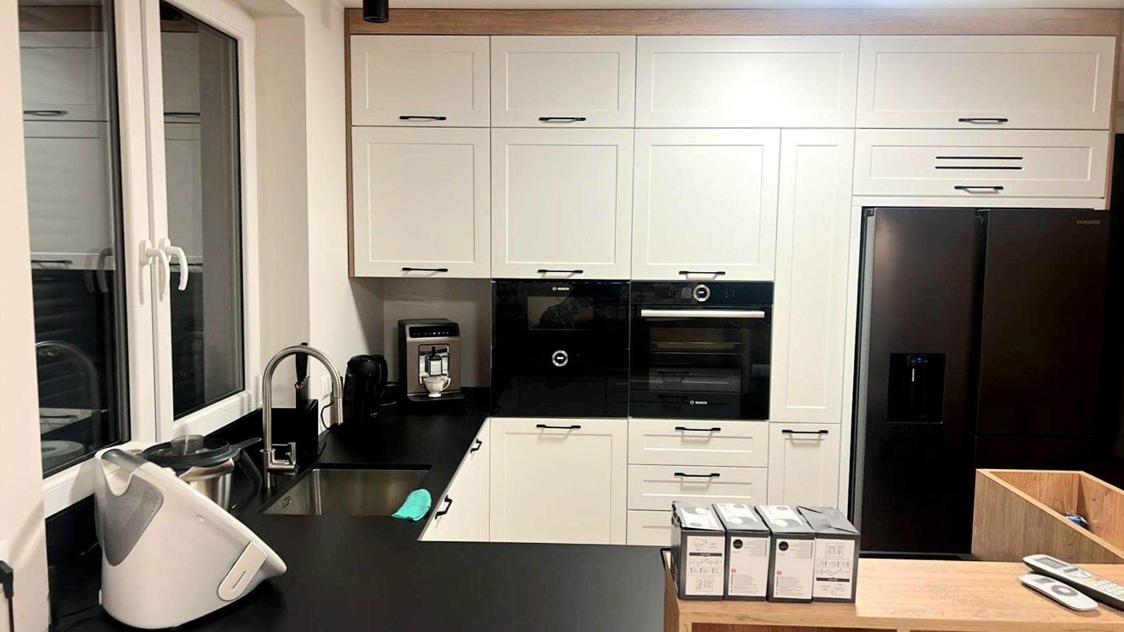 nowoczesna designerska biała kuchnia  na wymiar 