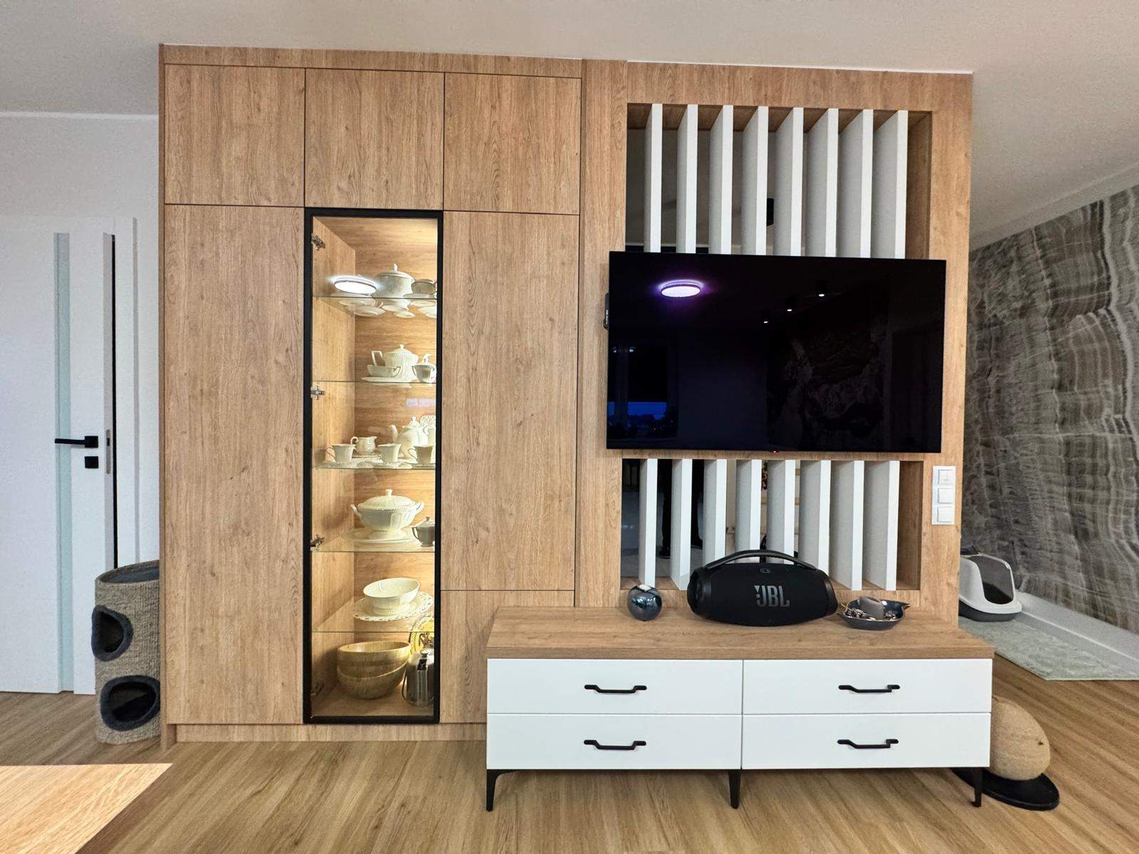 nowoczesna biała kaszmirowa ścianka rtv na wymiar 