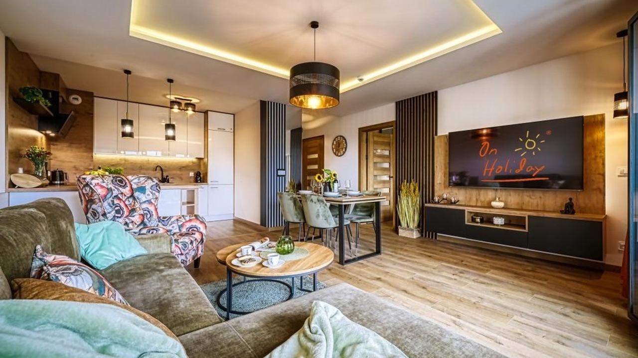 nowoczesna biała kaszmirowa ścianka rtv na wymiar 