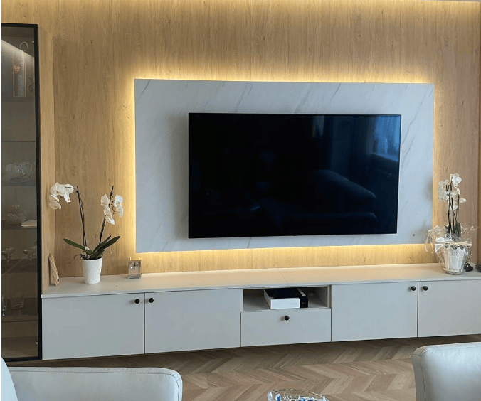 meble rtv na wymiar z witryną i podświetlonym panelem za telewizorem 