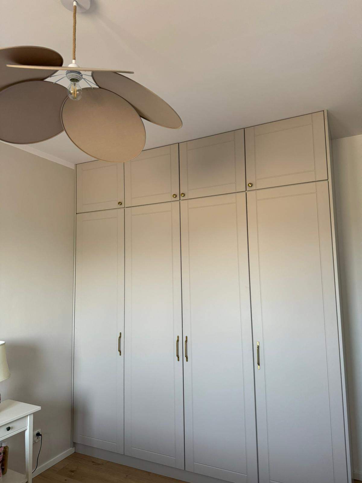 garderoba szafa pod biała zabudowa korytarzowa 