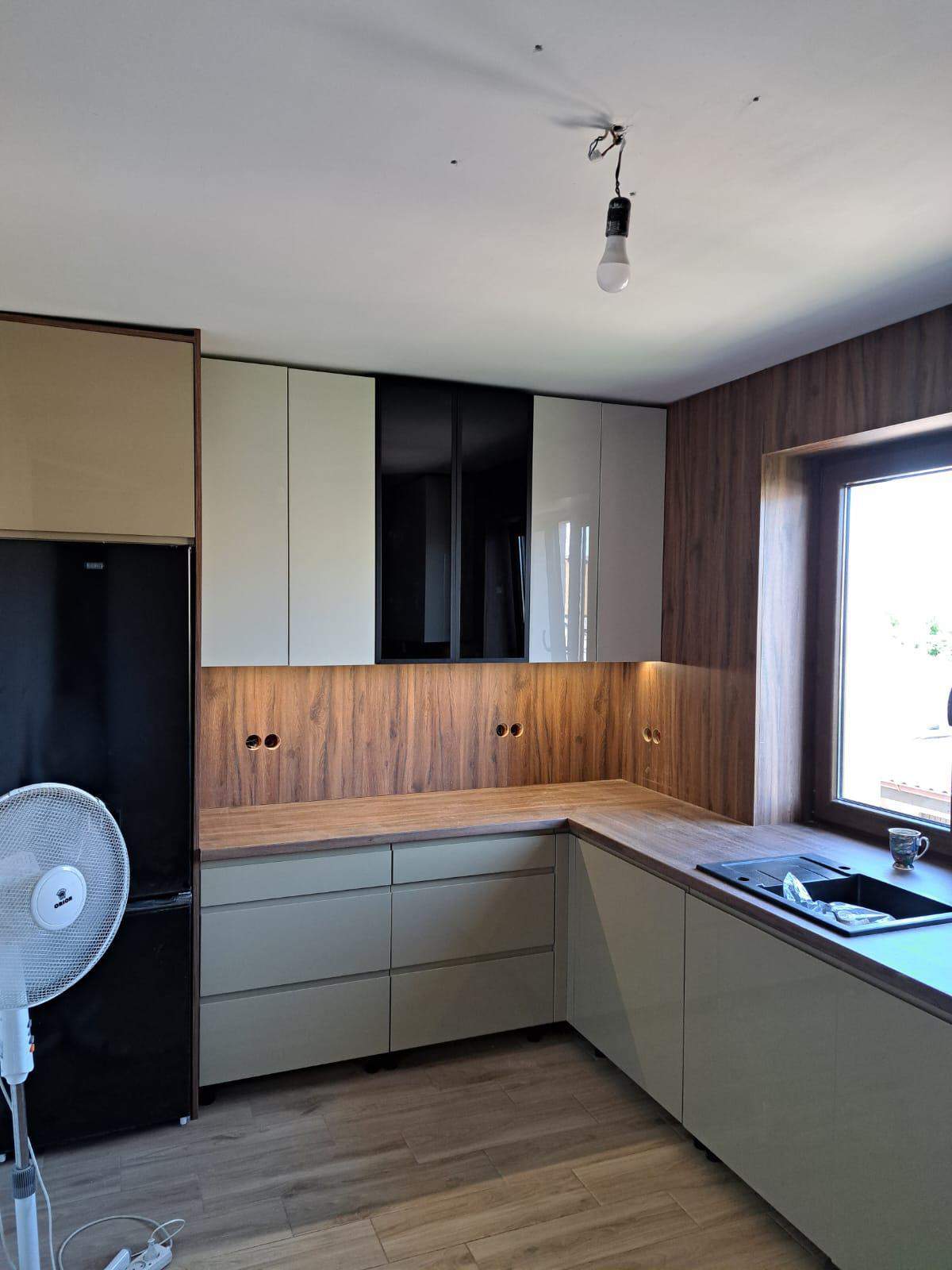 kuchnia w kolorze capuccino z czarną witryną 