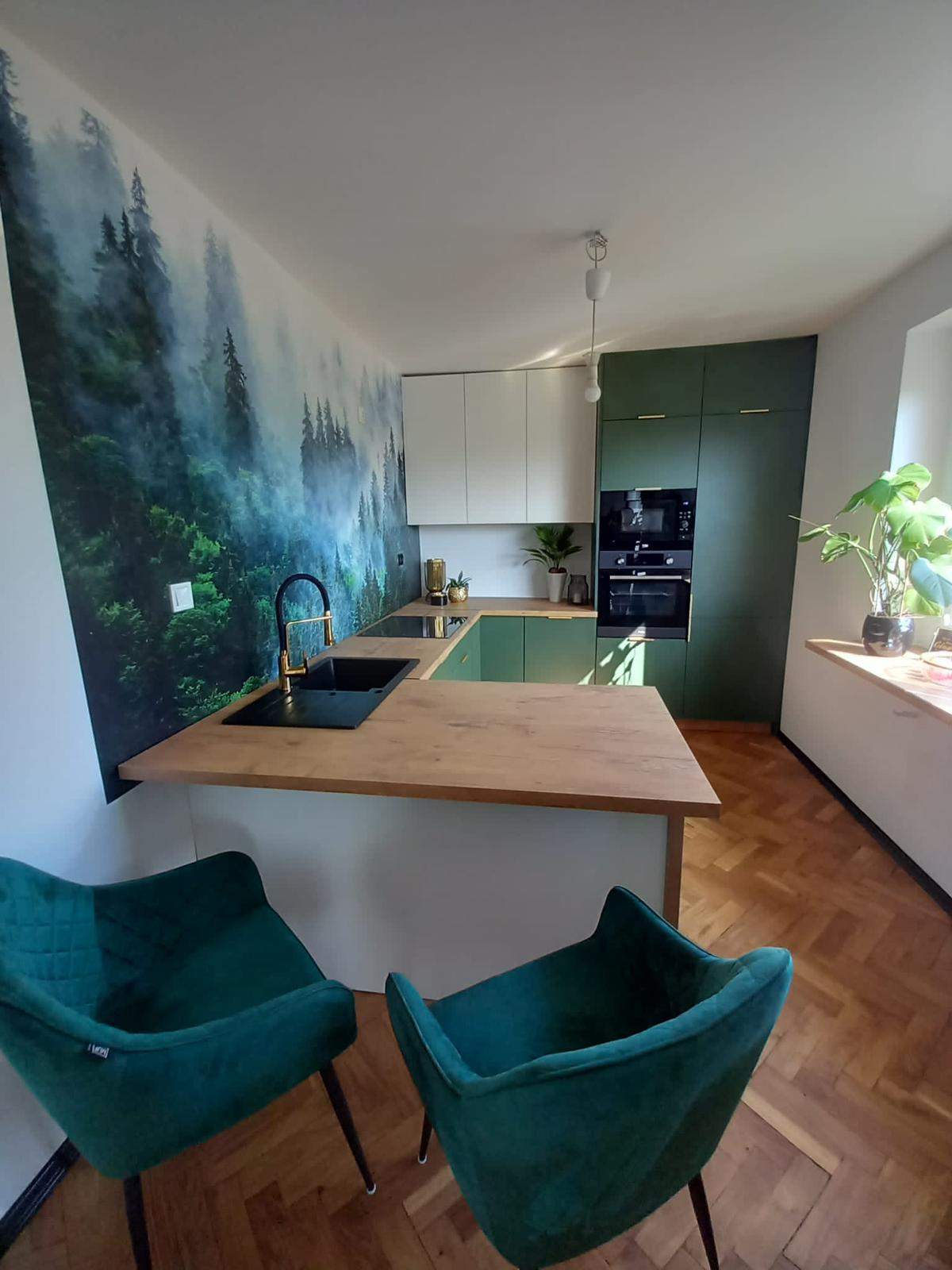 zielono biała wąska kuchnia z drewnianym blatem 