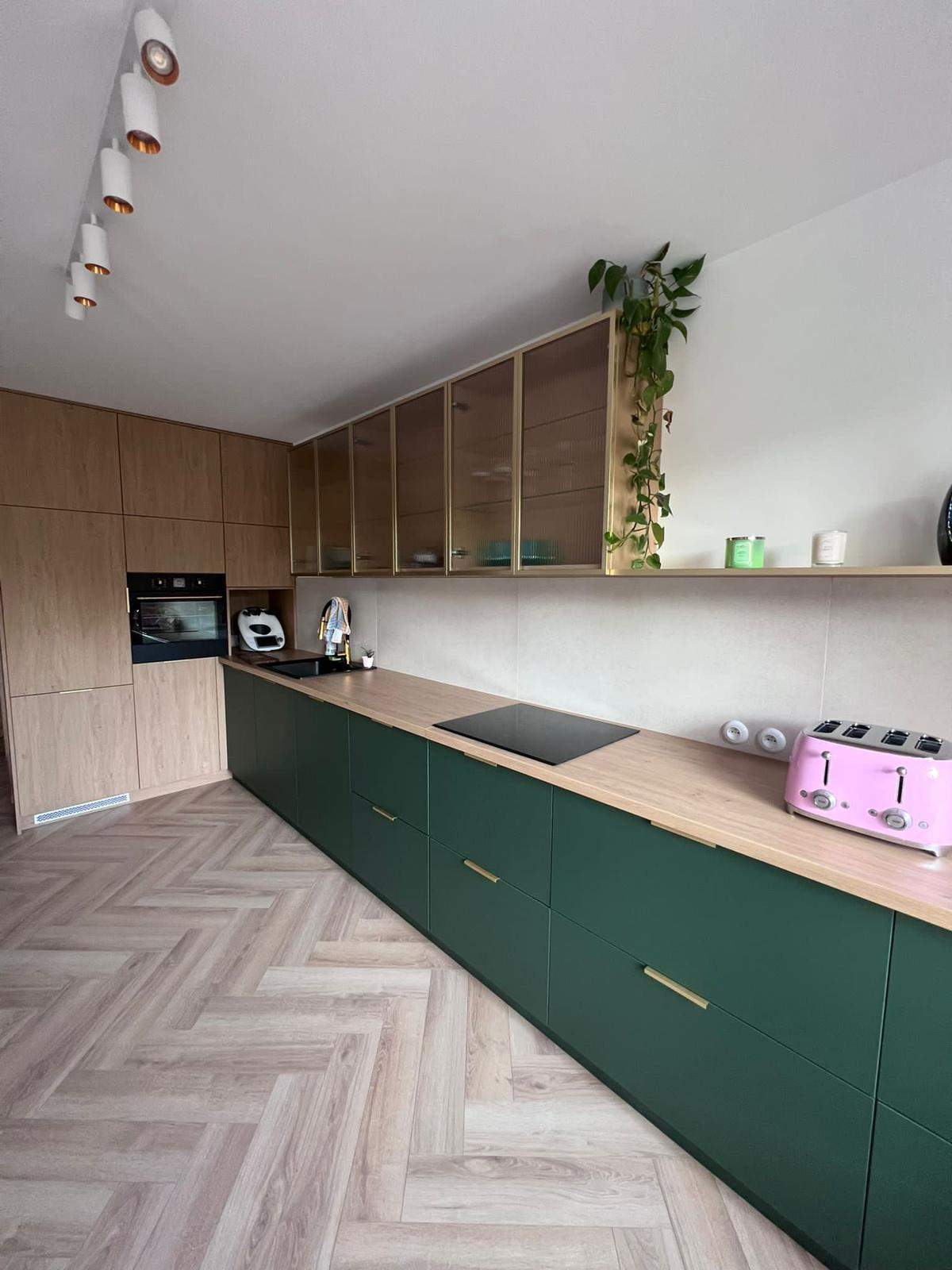 zielona matowa kuchnia ze złotymi uchwytami 