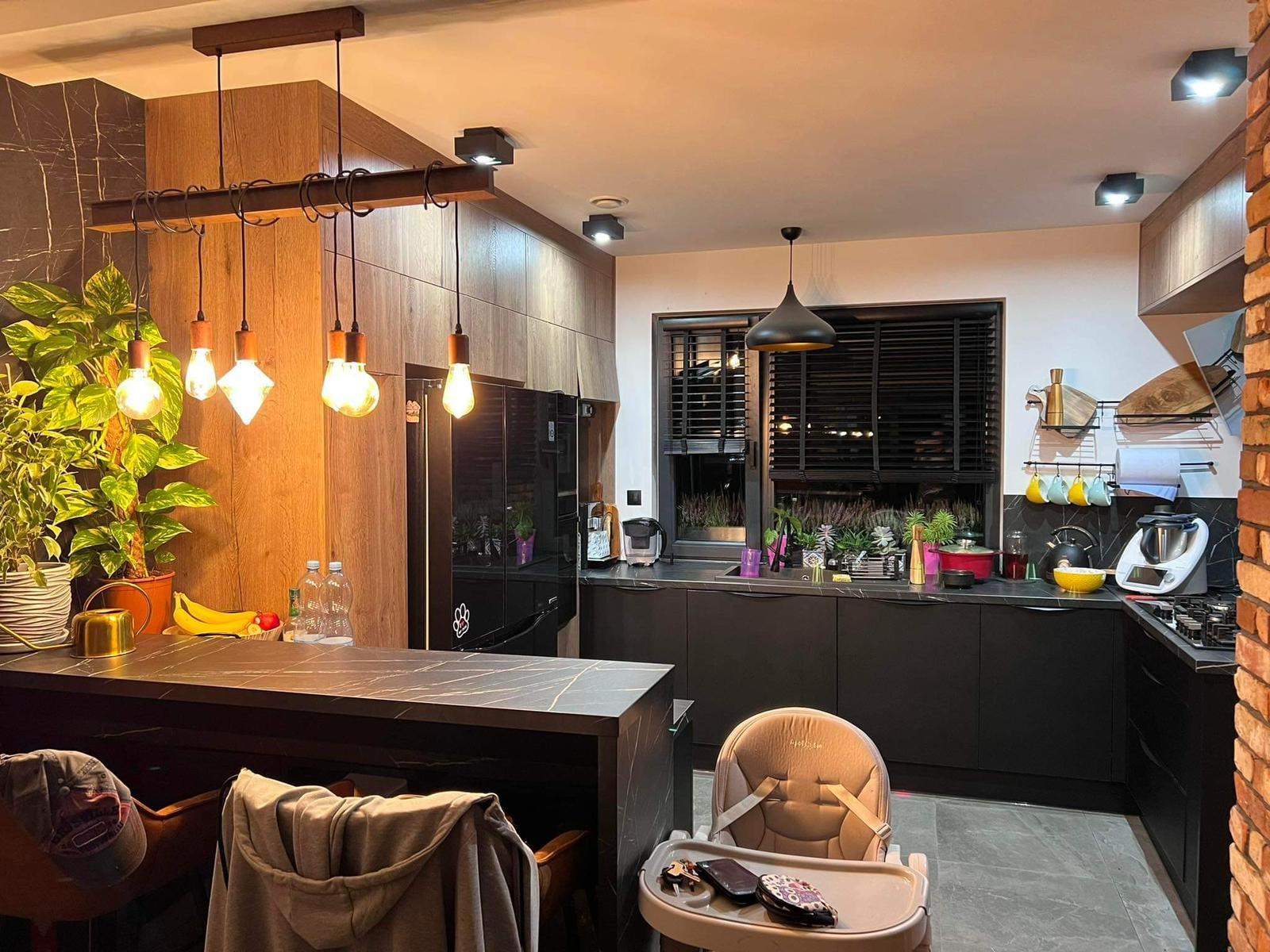 Czarna  matowa kuchnia w stylu loft z czarnym blatem 