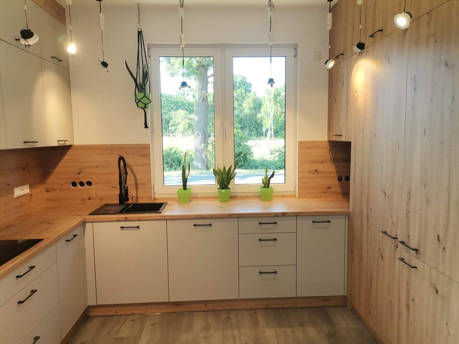 biała mała kuchnia z oknem biała 