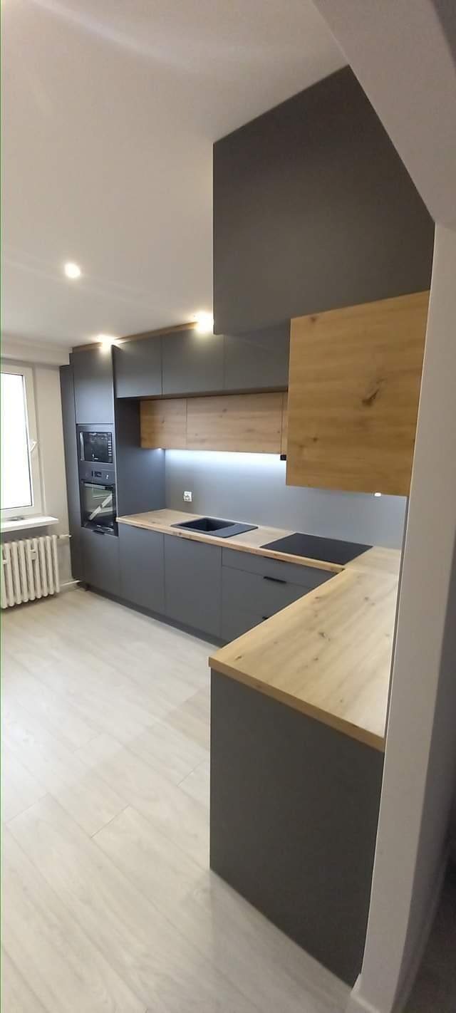 antracytowa kuchnia  z dewnopodobnymi dodatkami i oświetleniem ledowym oraz oświetleniem punktowym 