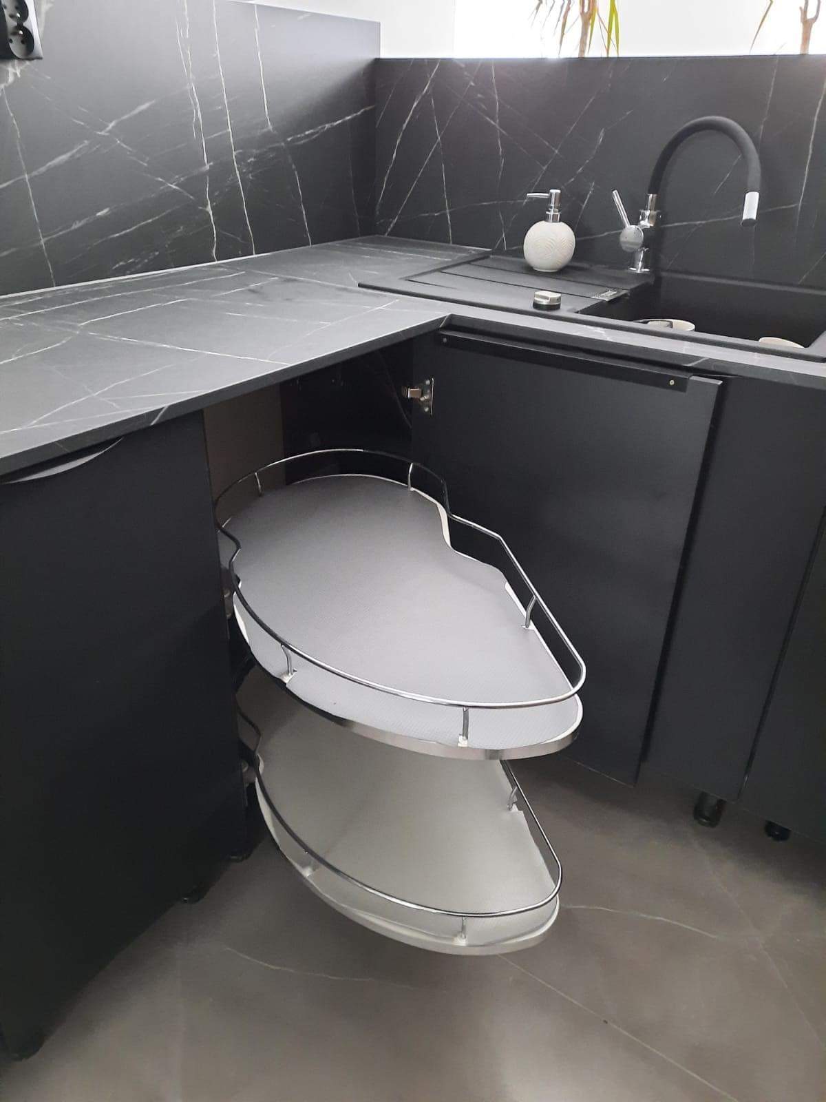 kosze i nerki zamontowane w szafce  kuchennej 