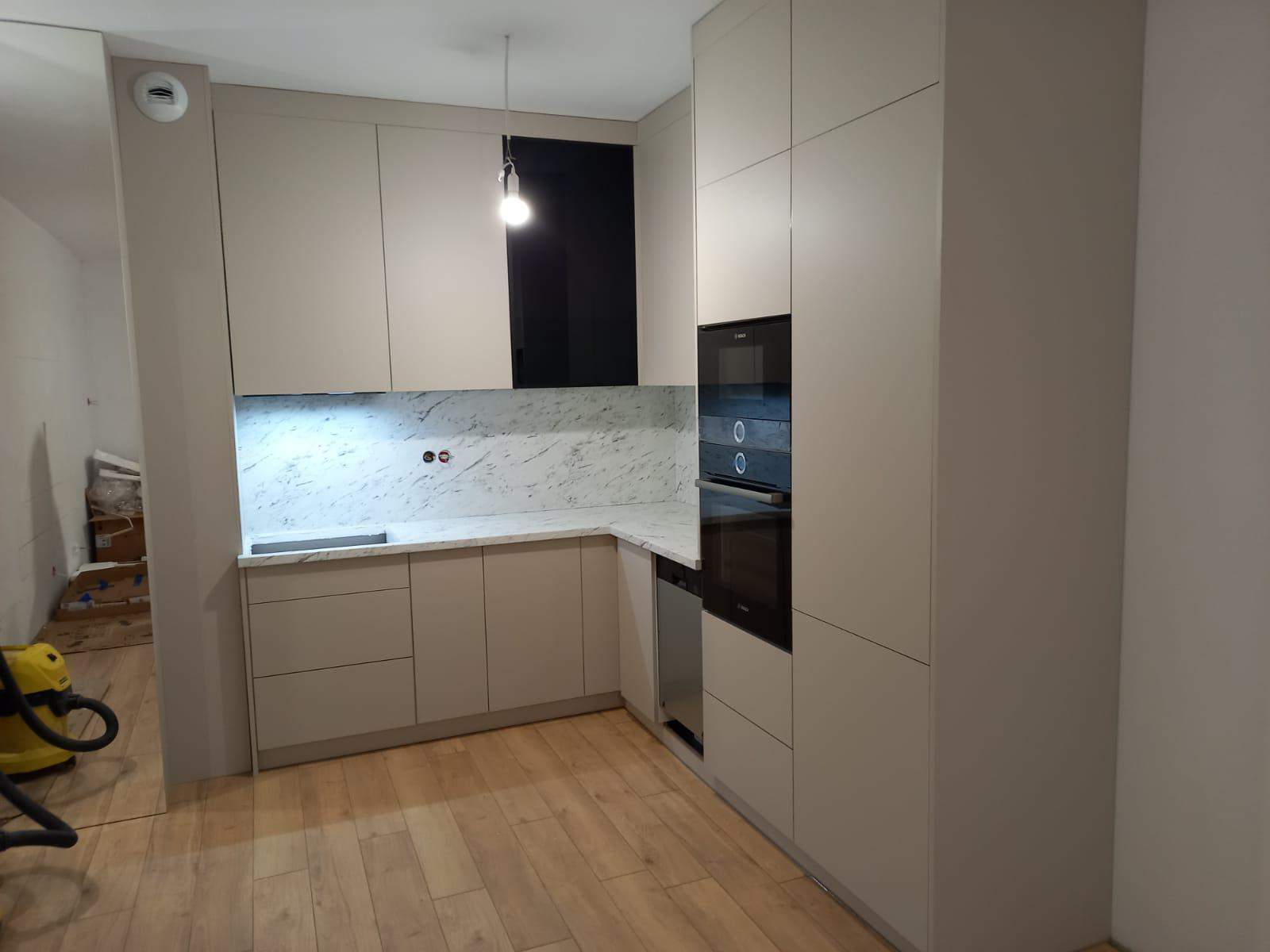 Mała jasna kuchnia w zabudowie pod wymiar 