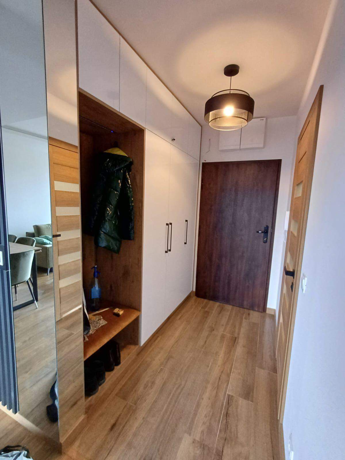 zabudowa korytarzowa z wnęką na płaszcze oraz buty wykonana na wymiar pomieszczenia 