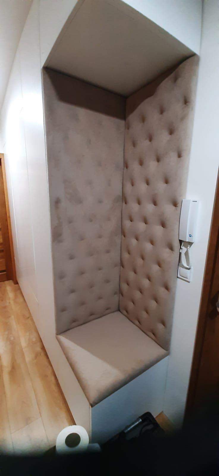 bez uchwytowa zabudowa korytarzowa z tapicerowanym siedziskiem narożnikowym na wymiar