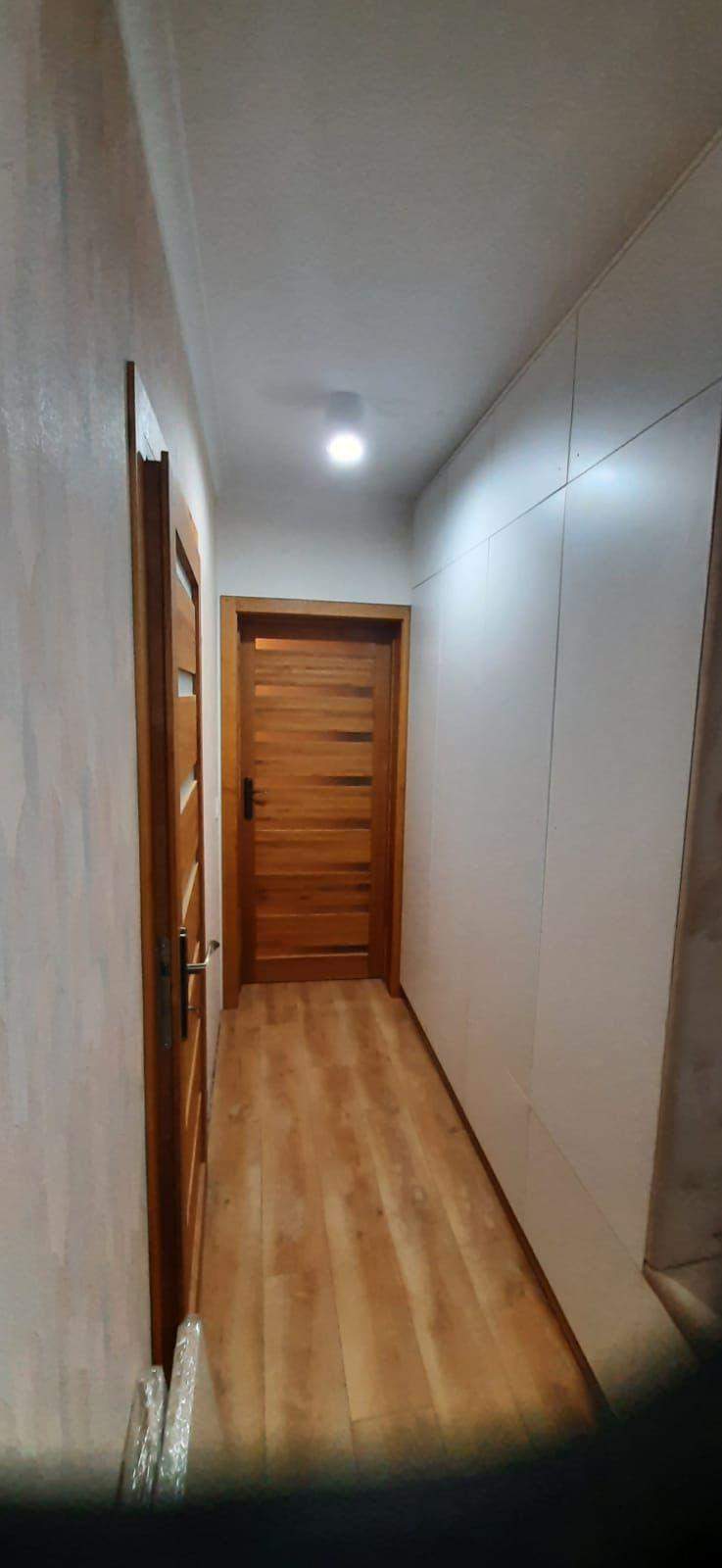 jasna pojemna zabudowa korytarzowa bez uchwytów 