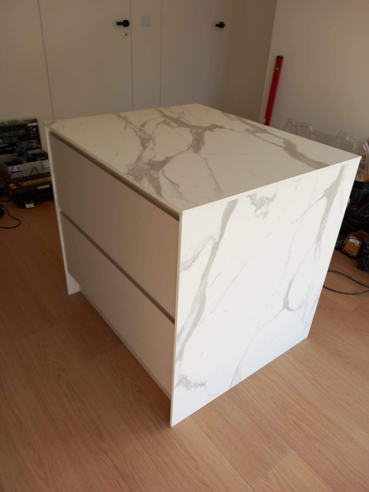 biała wyspa kuchenna z dwoma szufladami na wymiar 