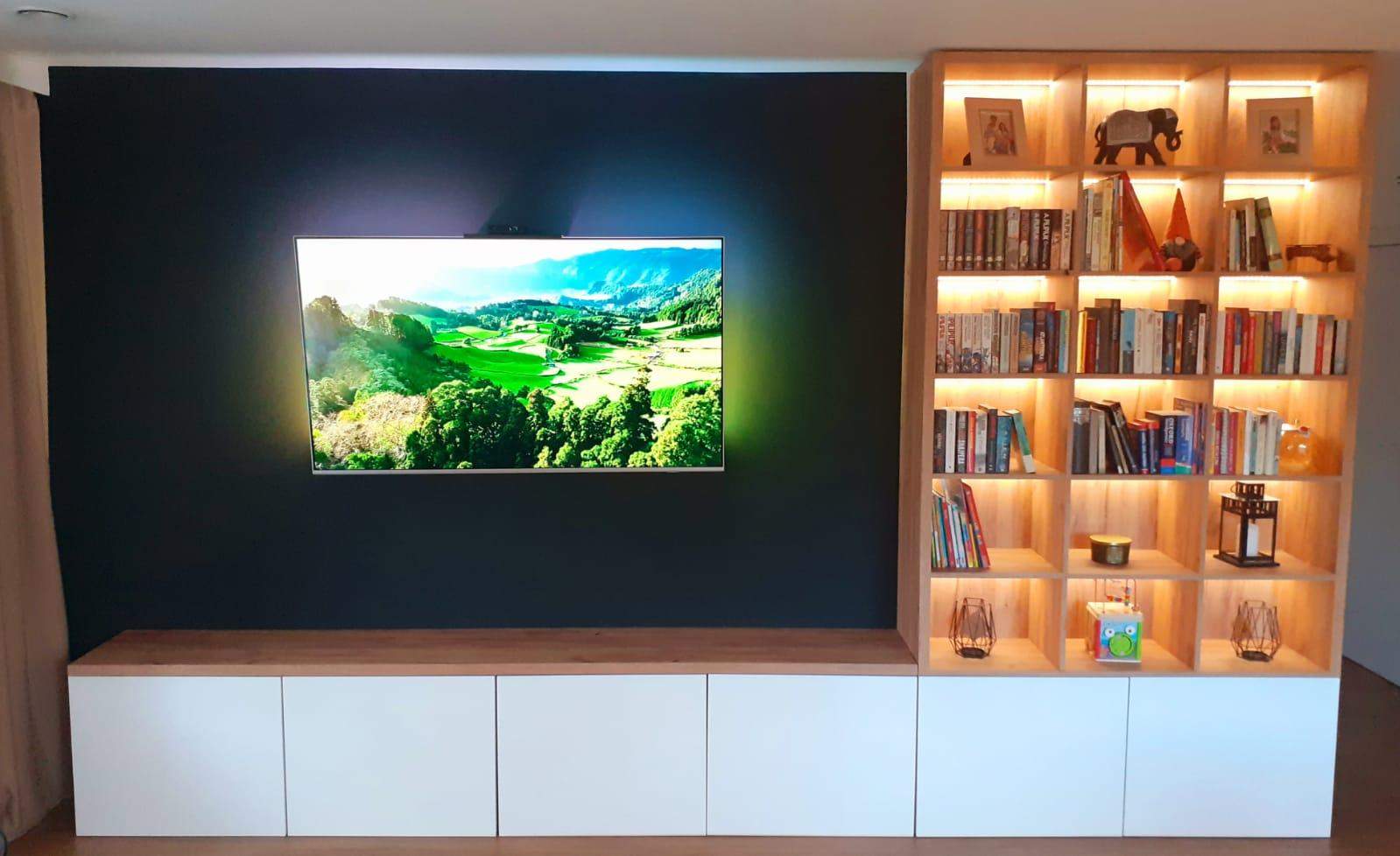 białe meble do salonu z podświetlanym regałem na wymiar