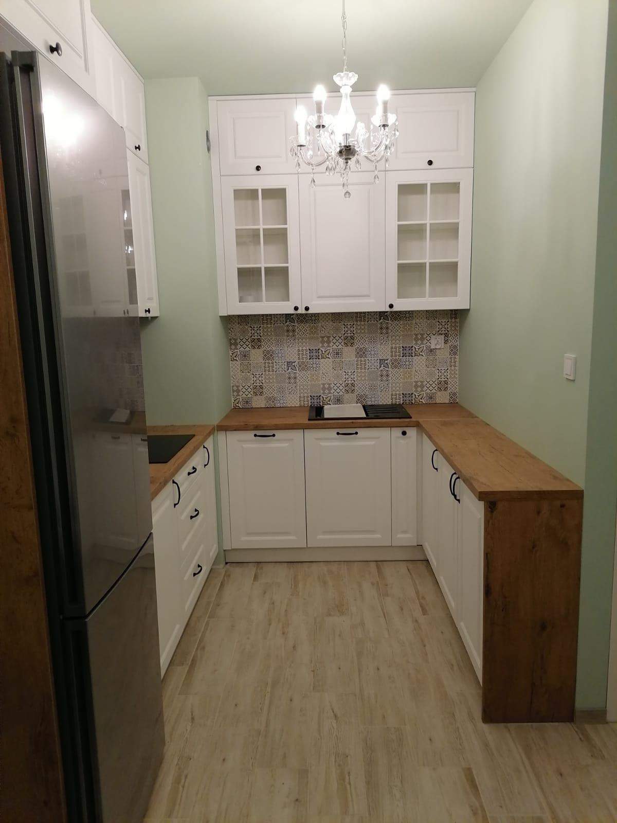 biała wąska kuchnia w stylu prowansalskim 